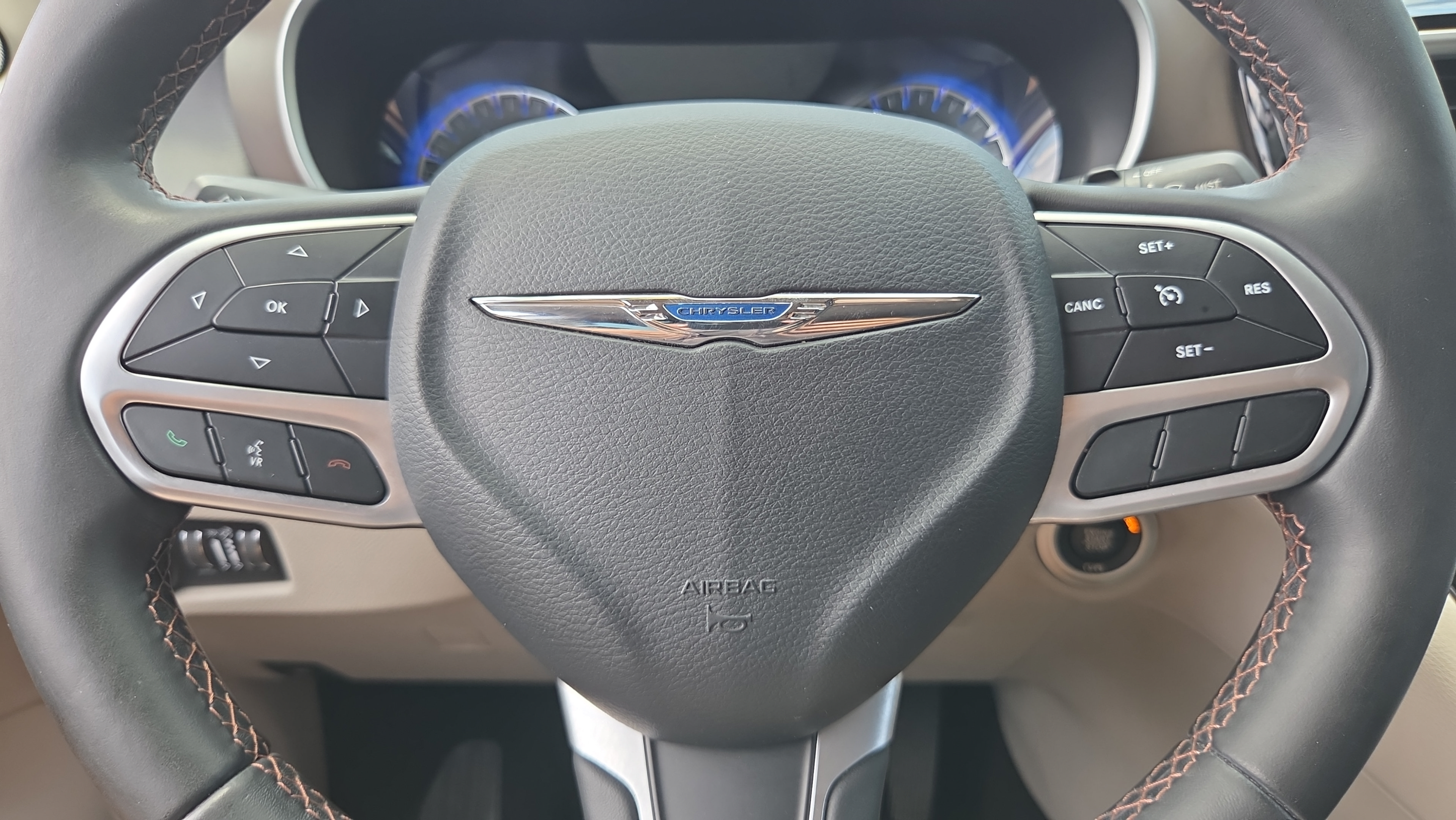 Used 2018 Chrysler Pacifica Touring-L w/ Tire & Wheel Group FWD image 30