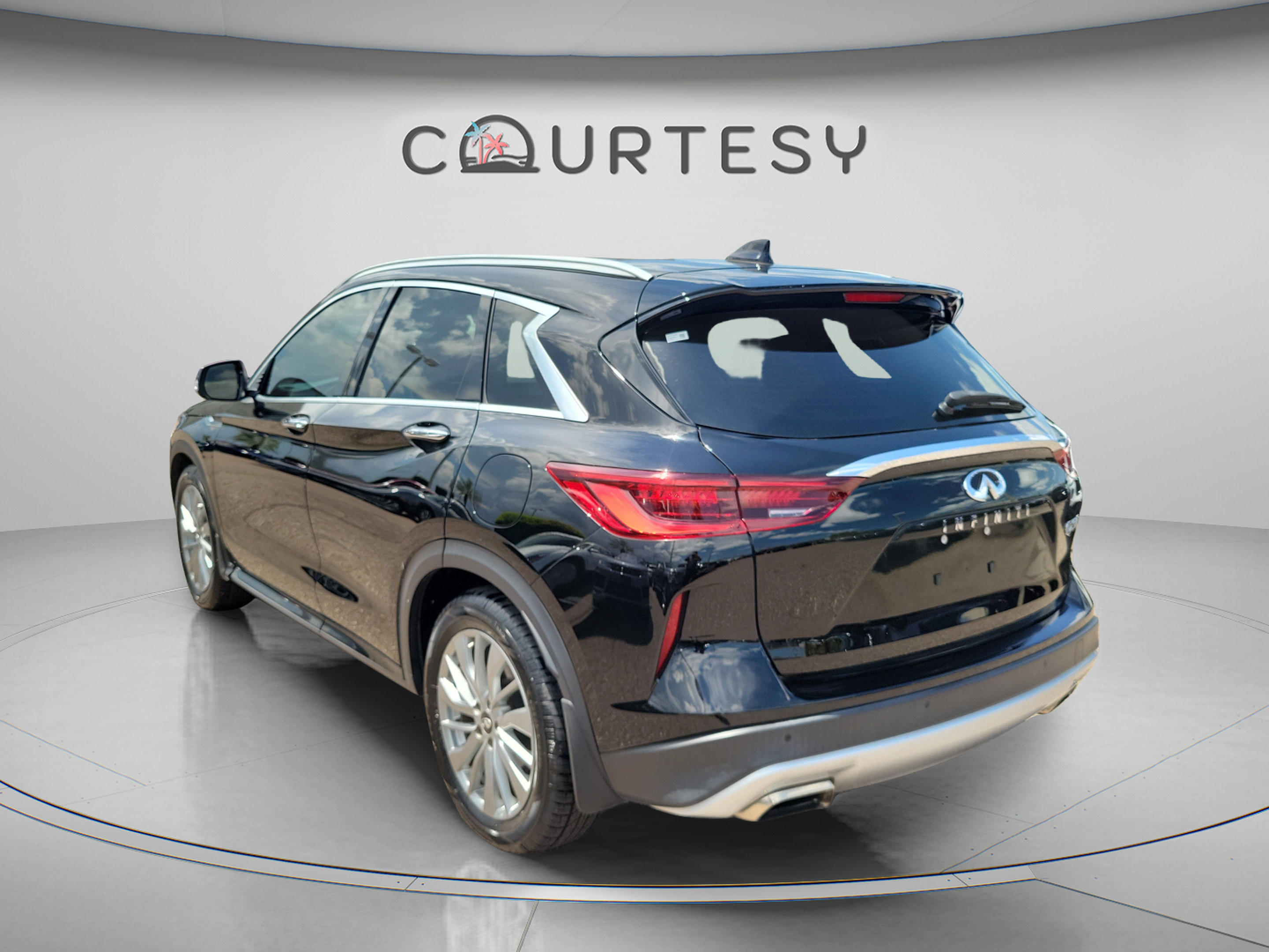 Used 2023 INFINITI QX50 Luxe FWD image 3