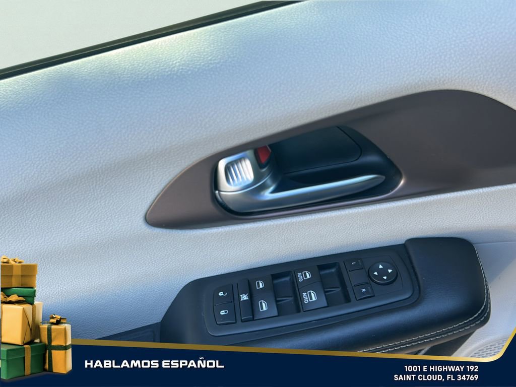 Used 2022 Chrysler Voyager LX image 13