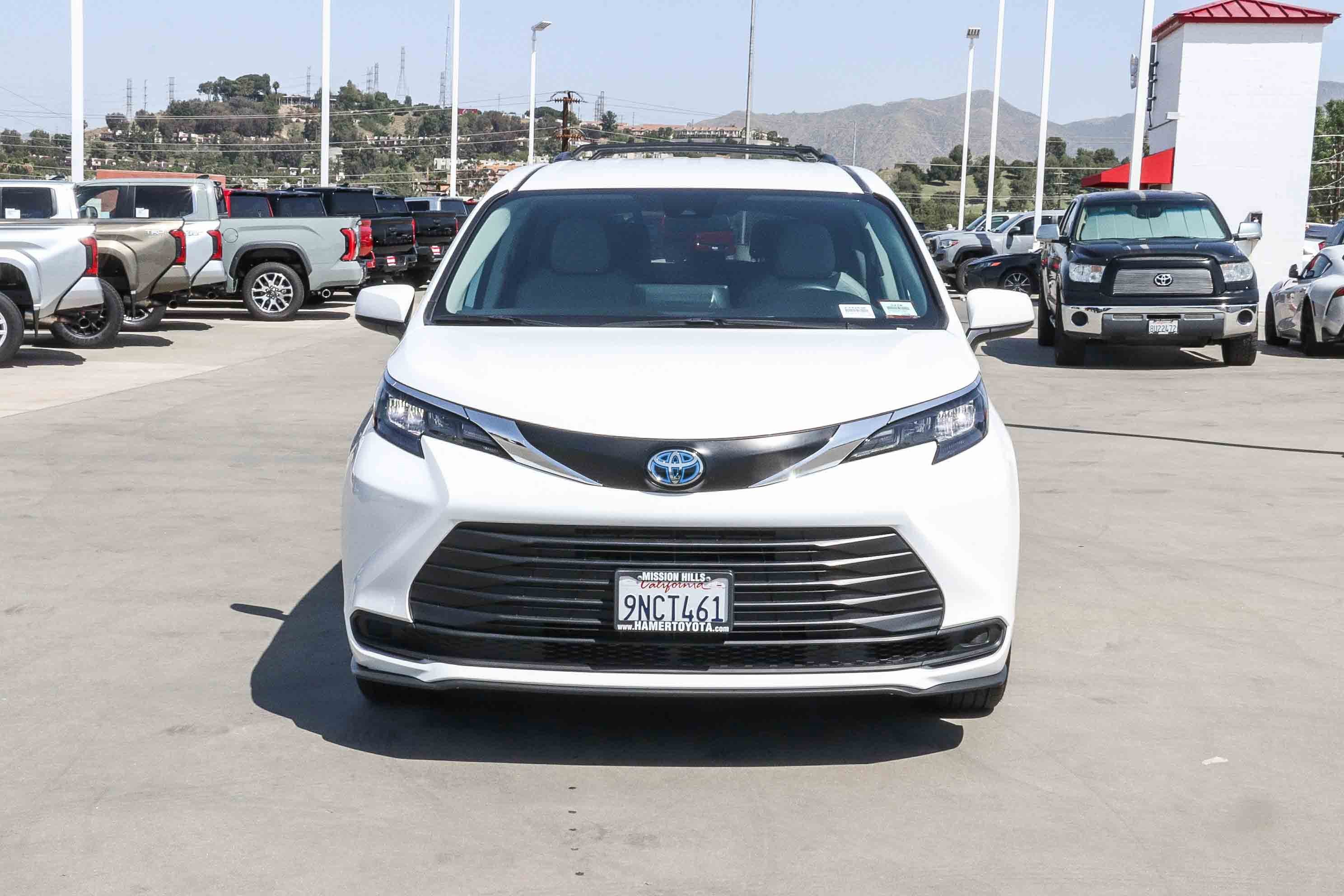 Used 2024 Toyota Sienna LE image 2