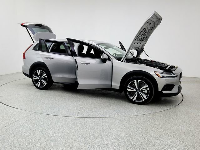 Certified 2025 Volvo V60 B5 Cross Country Plus image 10