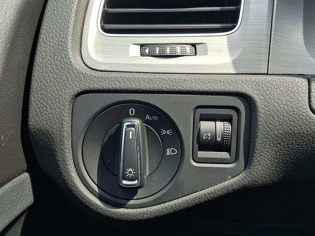 Used 2016 Volkswagen Golf Limited Edition FWD image 26