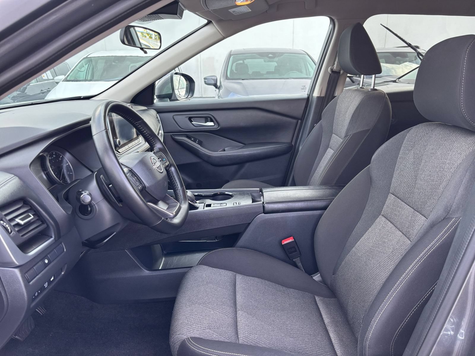Used 2025 Nissan Rogue SV FWD image 28