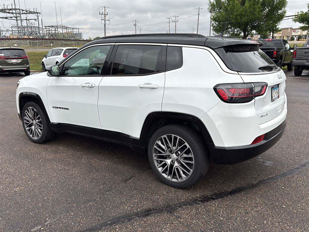 Used 2022 Jeep Compass Limited w/ Elite Group AWD/4WD image 4