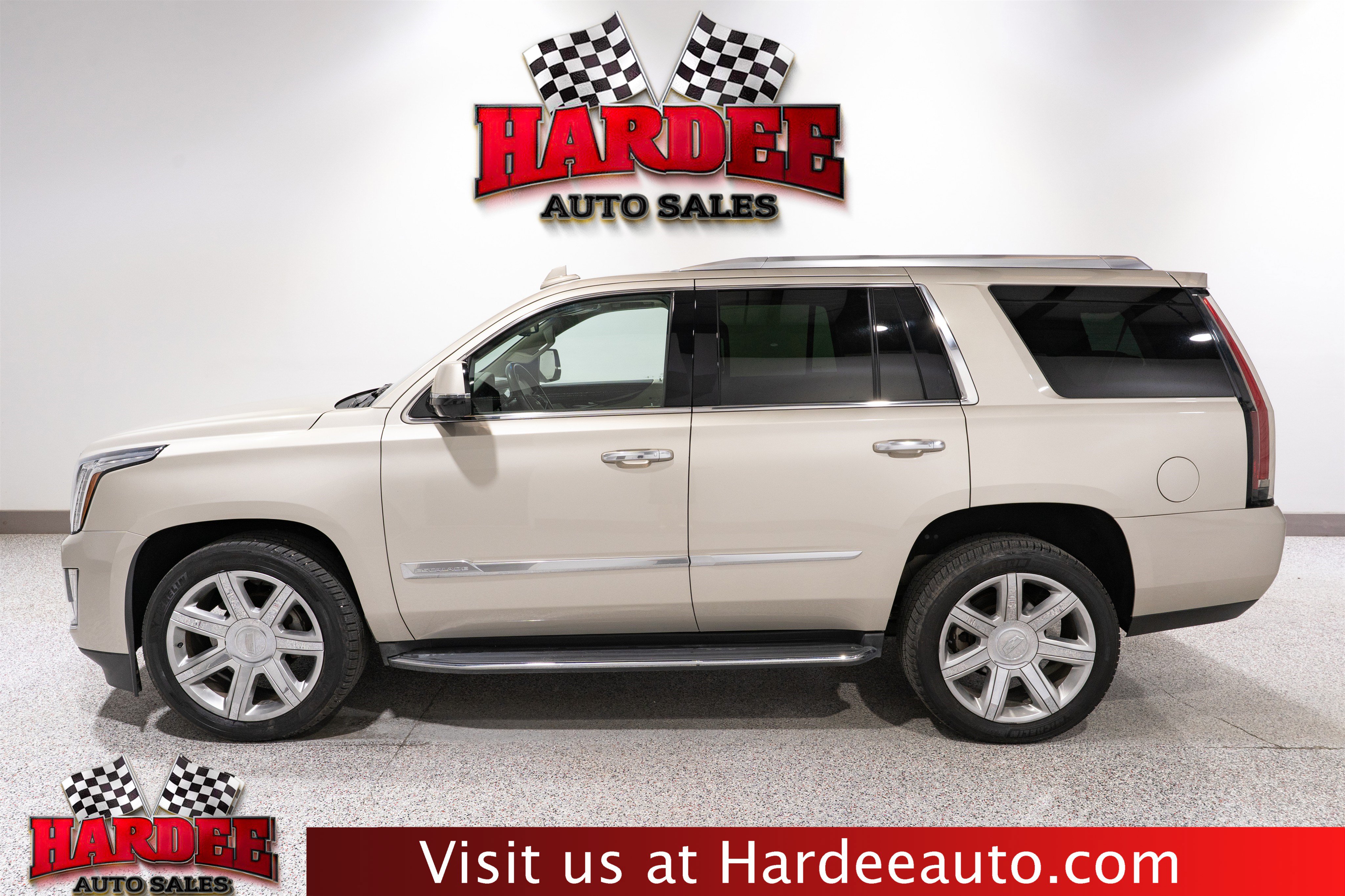 Used 2016 Cadillac Escalade Luxury RWD image 1