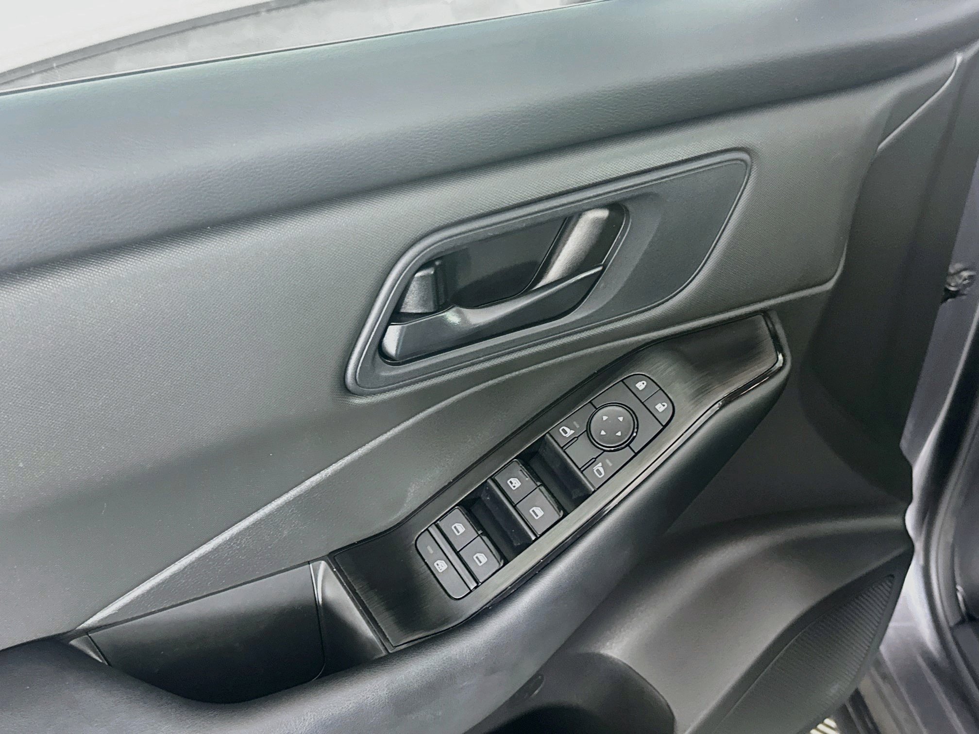 Used 2025 Nissan Rogue S FWD image 15