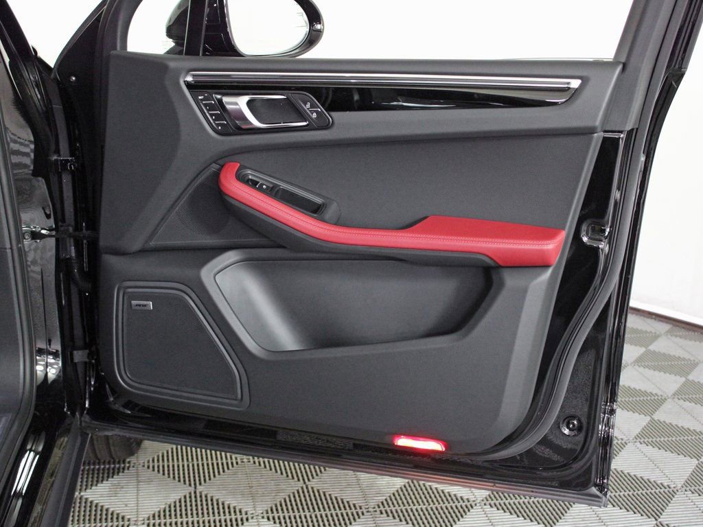 Certified 2025 Porsche Macan image 36