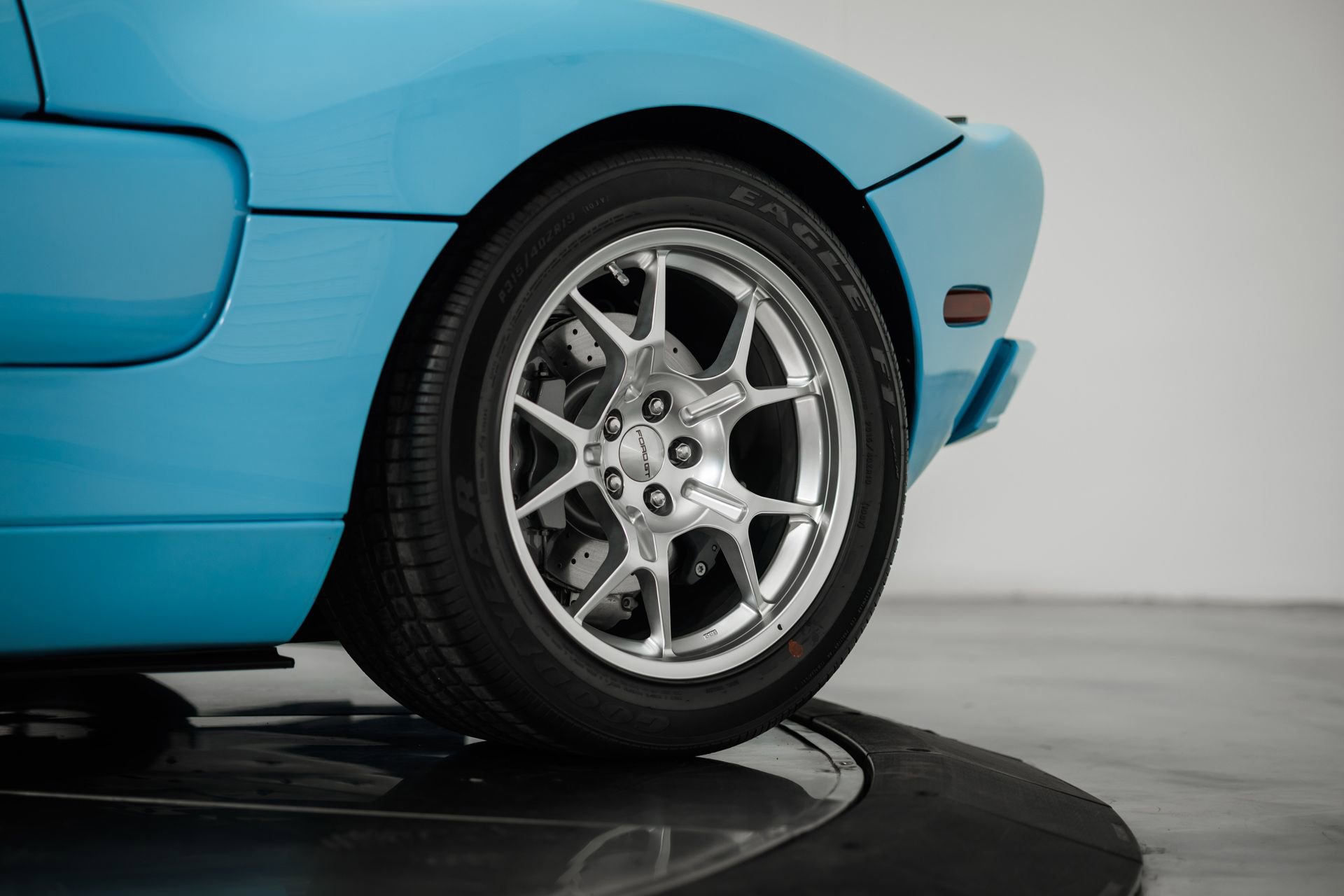 Used 2006 Ford GT RWD image 10