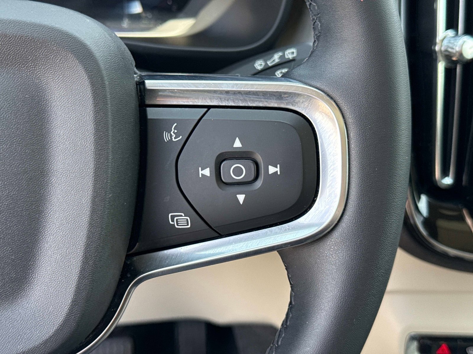 Used 2023 Volvo XC40 B4 Plus w/ Protection Package Premier FWD image 31