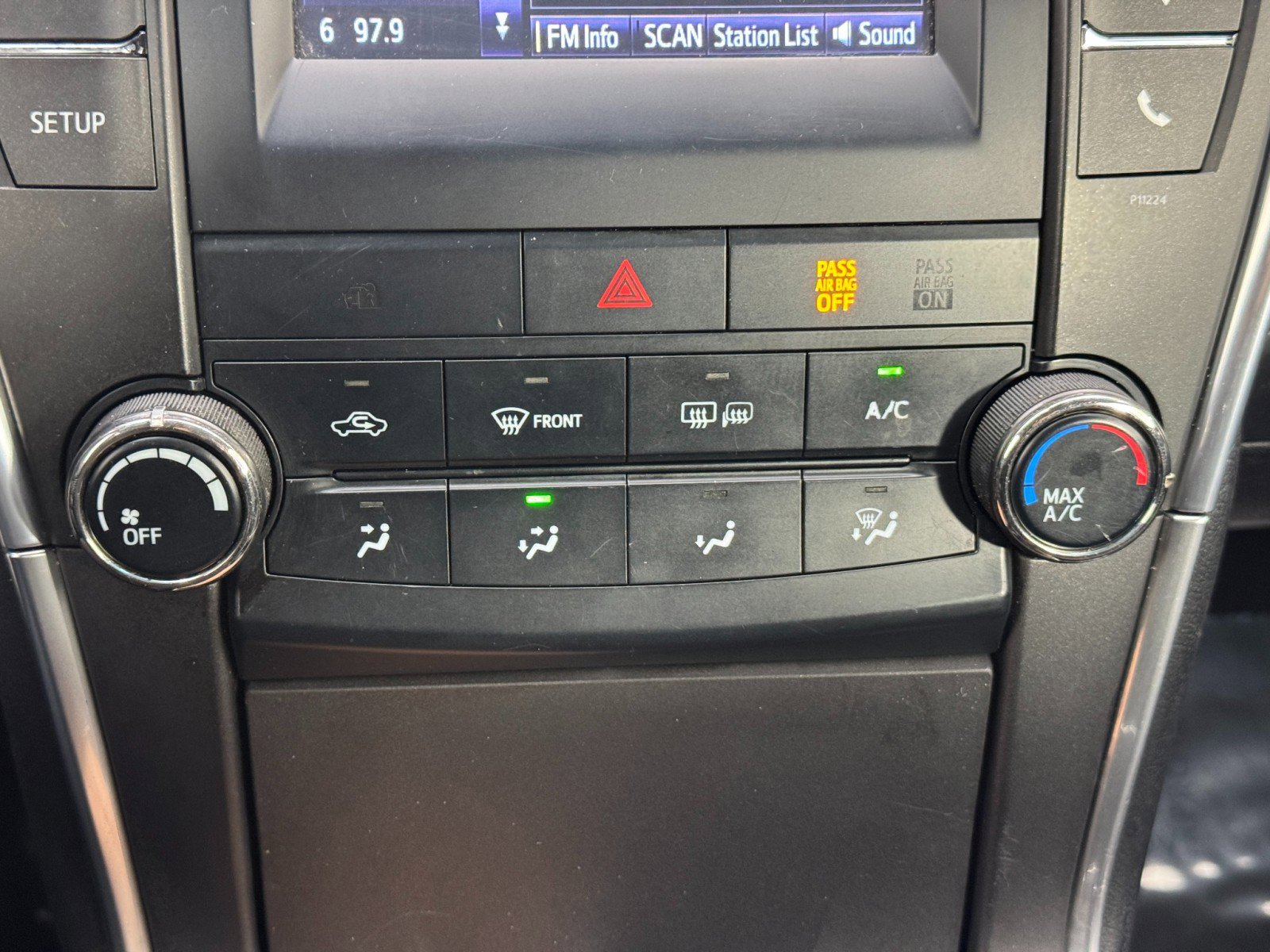 Used 2016 Toyota Camry SE image 25