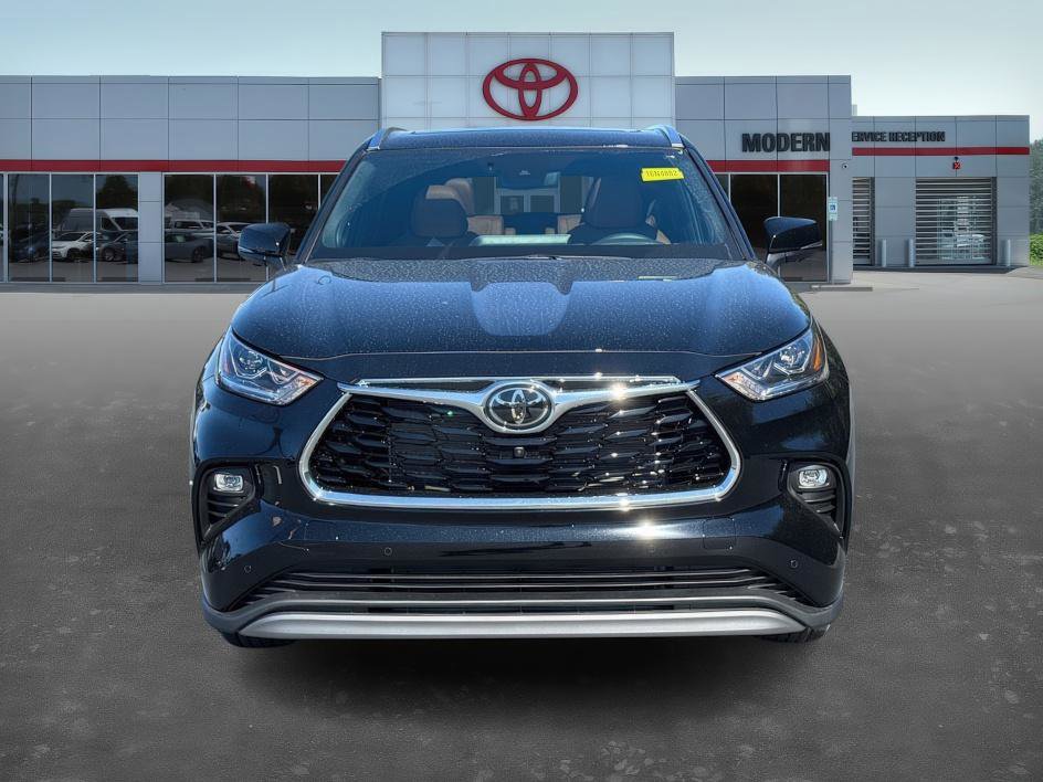 New 2026 Toyota Highlander Platinum image 2