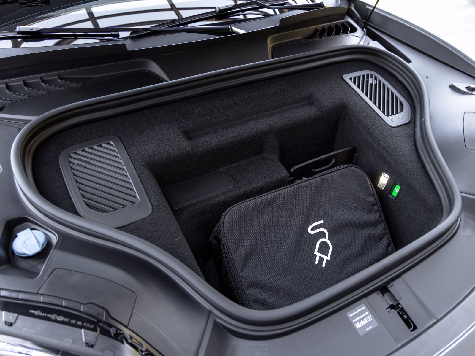 Certified 2025 Porsche Macan Electric RWD image 58