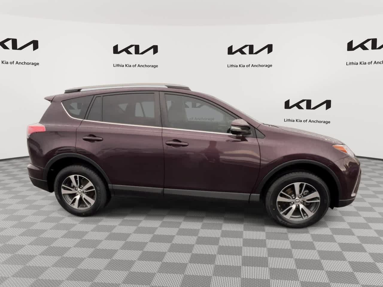 Used 2018 Toyota RAV4 XLE FWD image 2