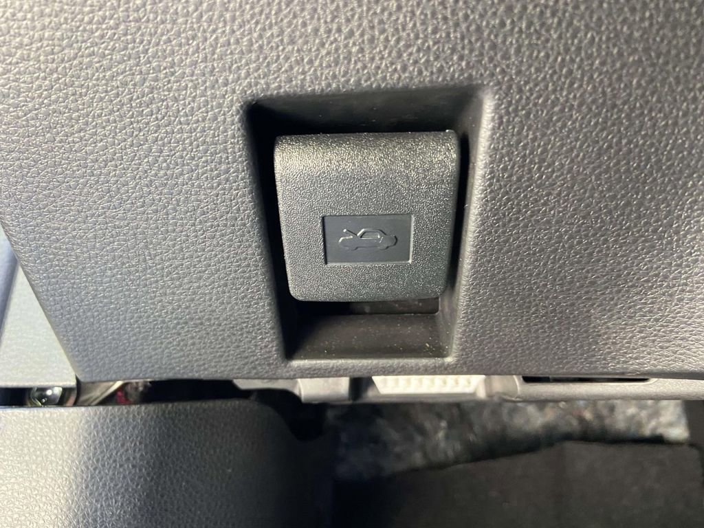 Used 2025 Toyota Corolla LE image 27