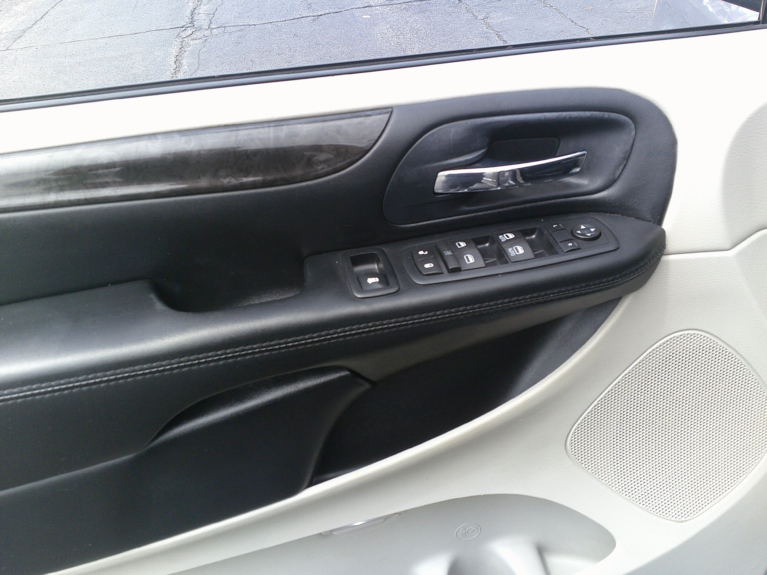 Used 2016 Dodge Grand Caravan SXT FWD image 21