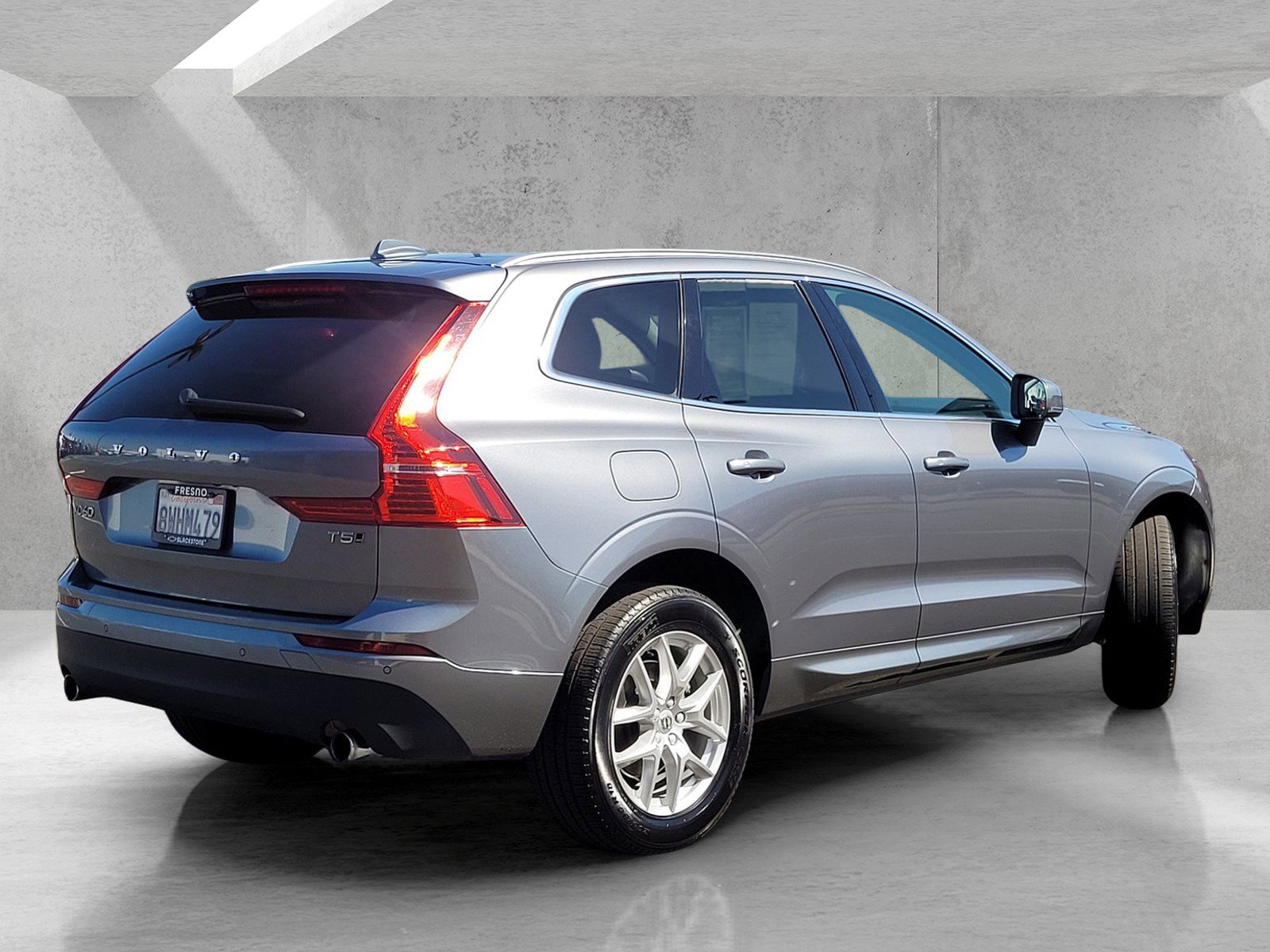 Used 2021 Volvo XC60 T5 Momentum image 4