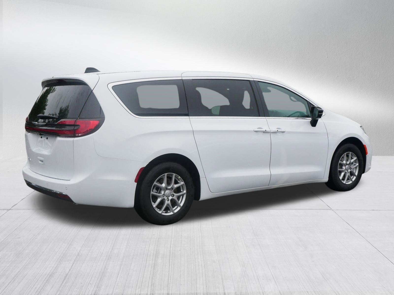 New 2026 Chrysler Pacifica Select image 7