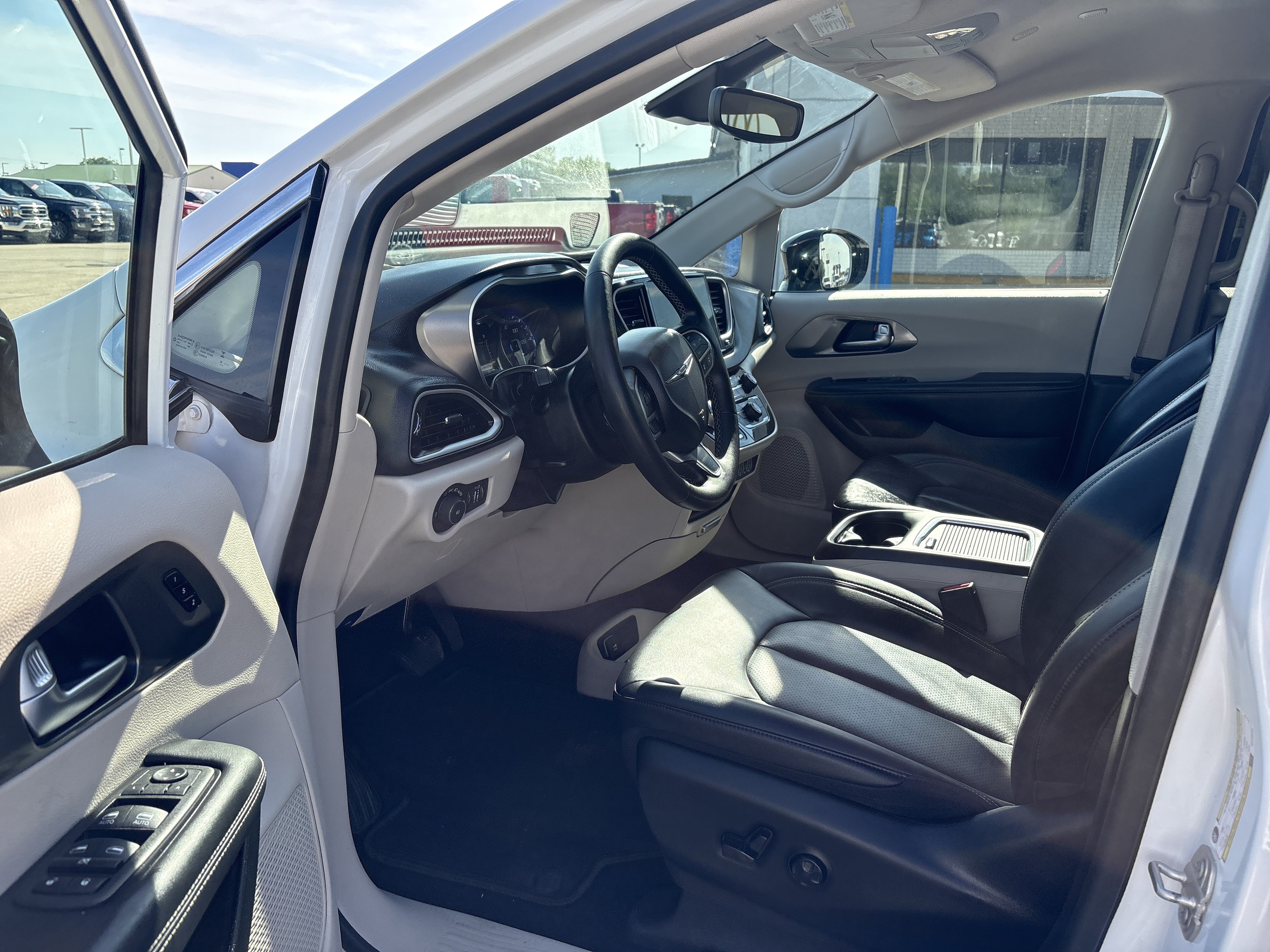 Used 2024 Chrysler Pacifica Touring-L FWD image 10