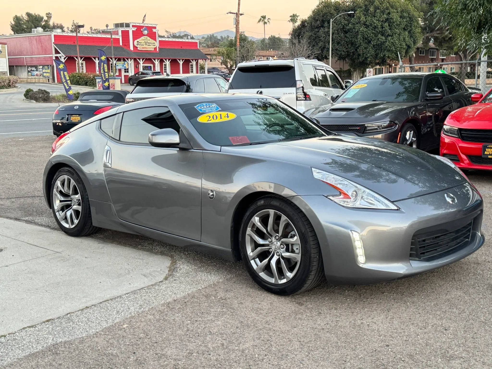 Used 2014 Nissan 370Z Coupe RWD image 2