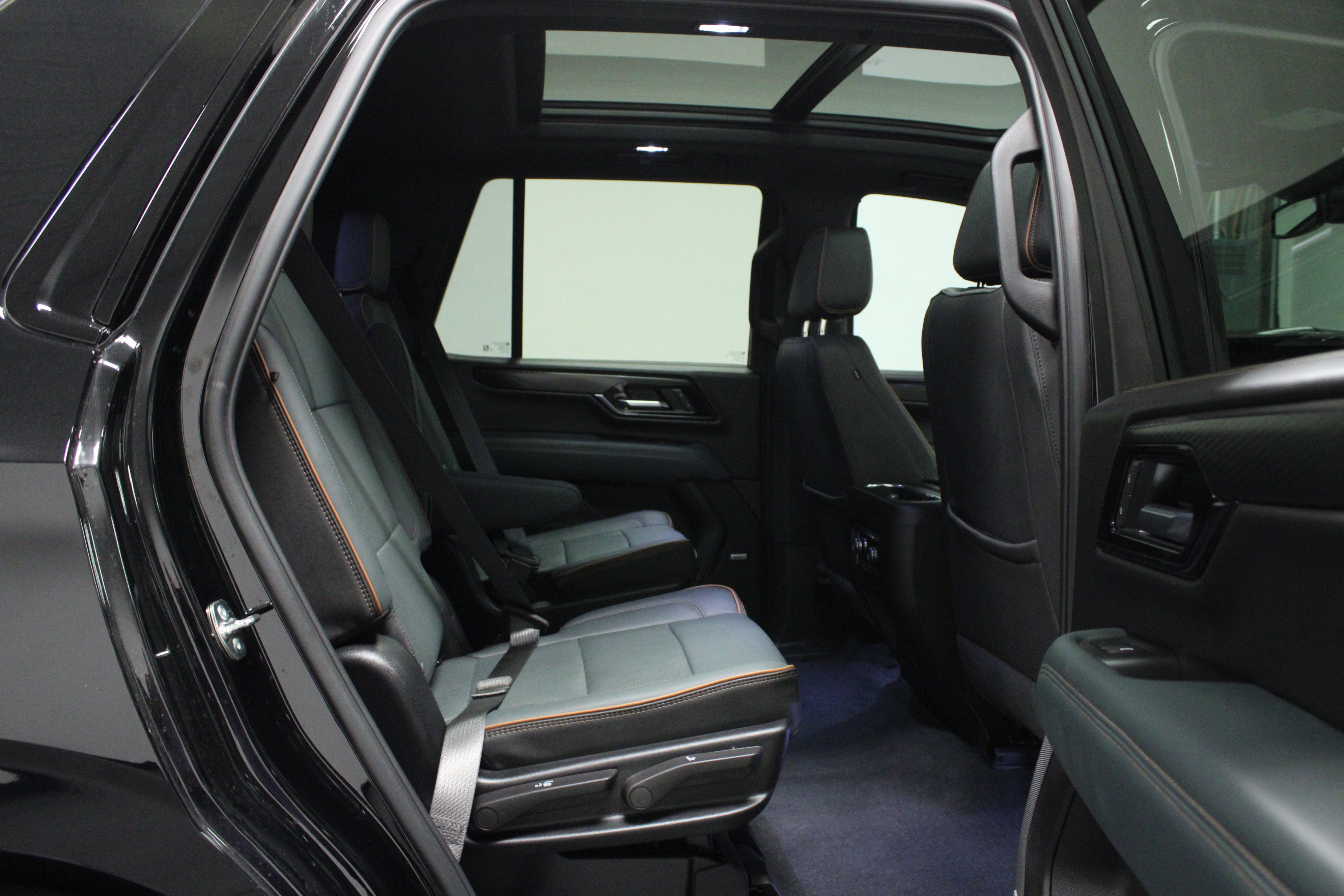 Used 2025 GMC Yukon AT4 AWD/4WD image 16
