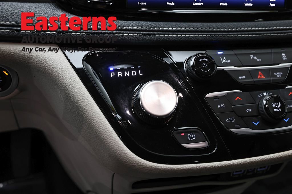 Used 2023 Chrysler Pacifica Touring-L FWD image 13