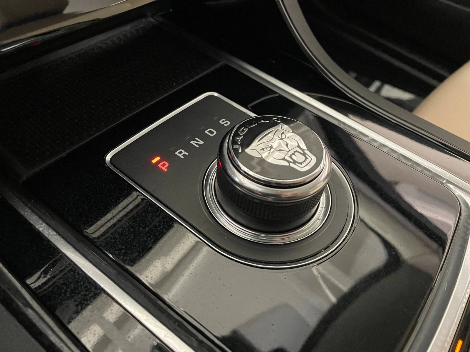 Used 2018 Jaguar XE Premium AWD/4WD image 18