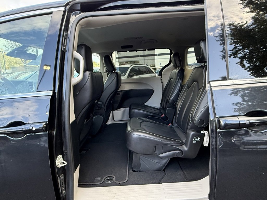 Used 2023 Chrysler Pacifica Touring-L image 26