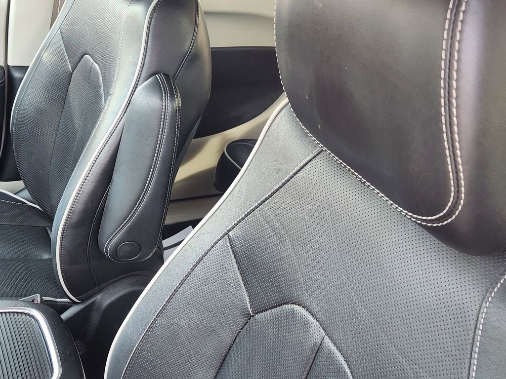 Used 2023 Chrysler Pacifica Limited image 16