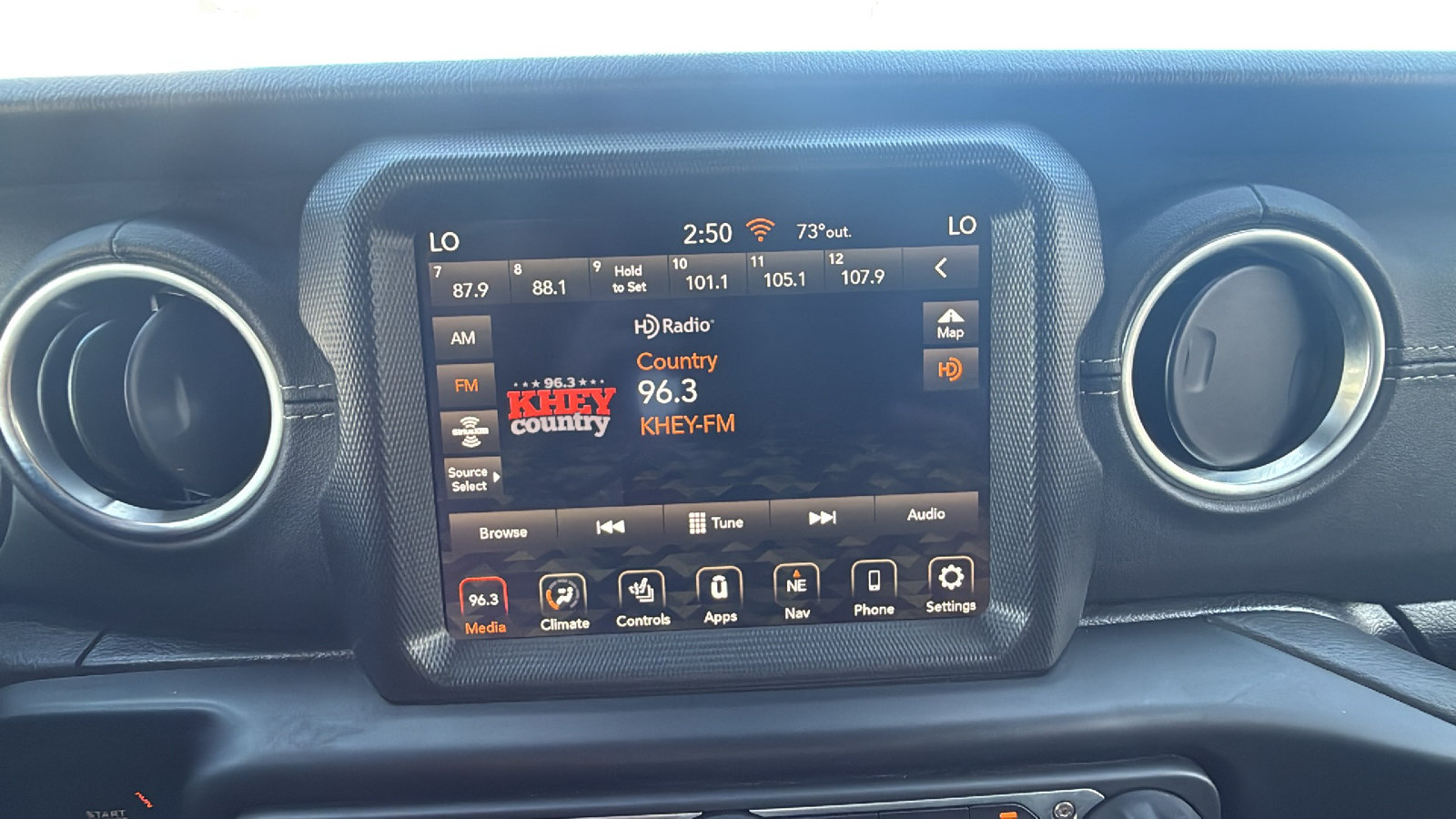 Used 2022 Jeep Wrangler Unlimited Sahara w/ Cold Weather Group AWD/4WD image 19