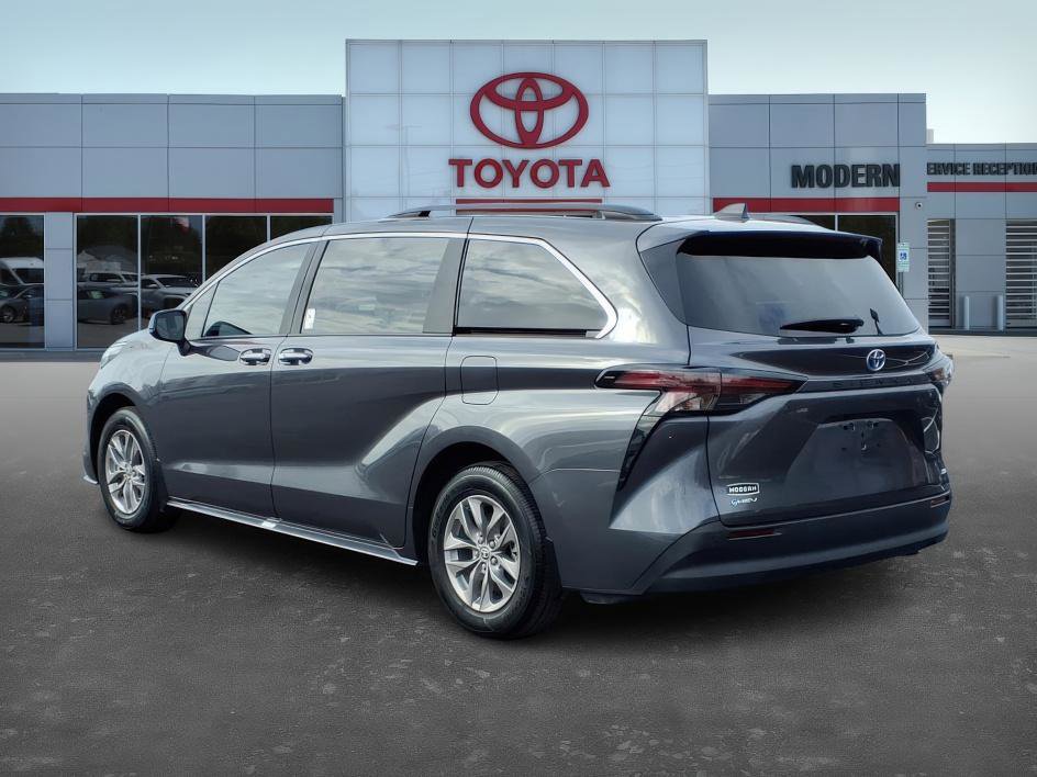 Used 2025 Toyota Sienna XLE image 7