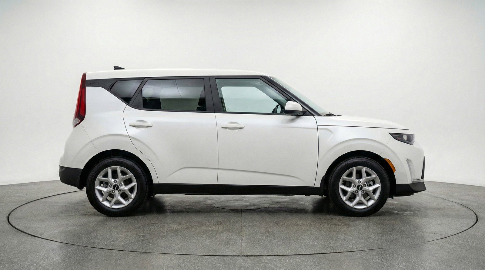 Used 2025 Kia Soul LX w/ LX Technology Package FWD image 11