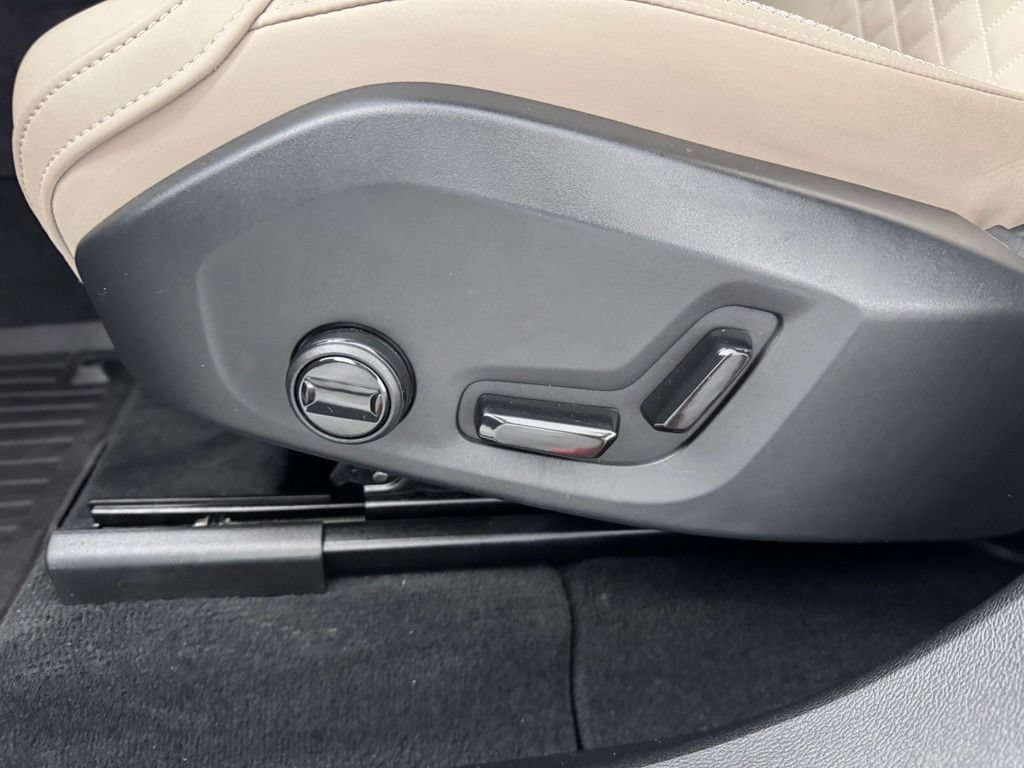 Certified 2026 Volvo XC60 B5 Plus AWD/4WD image 17