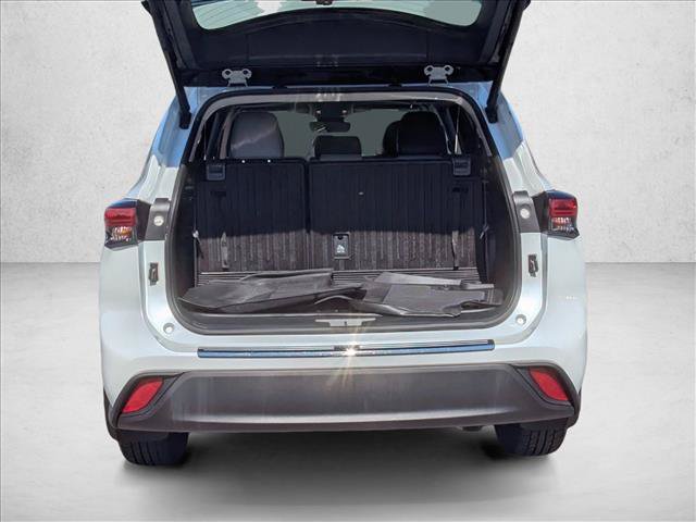 Used 2022 Toyota Highlander XLE AWD/4WD image 7