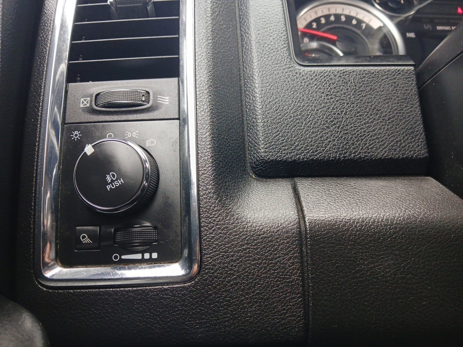 Used 2014 RAM 1500 Laramie w/ Convenience Group image 20