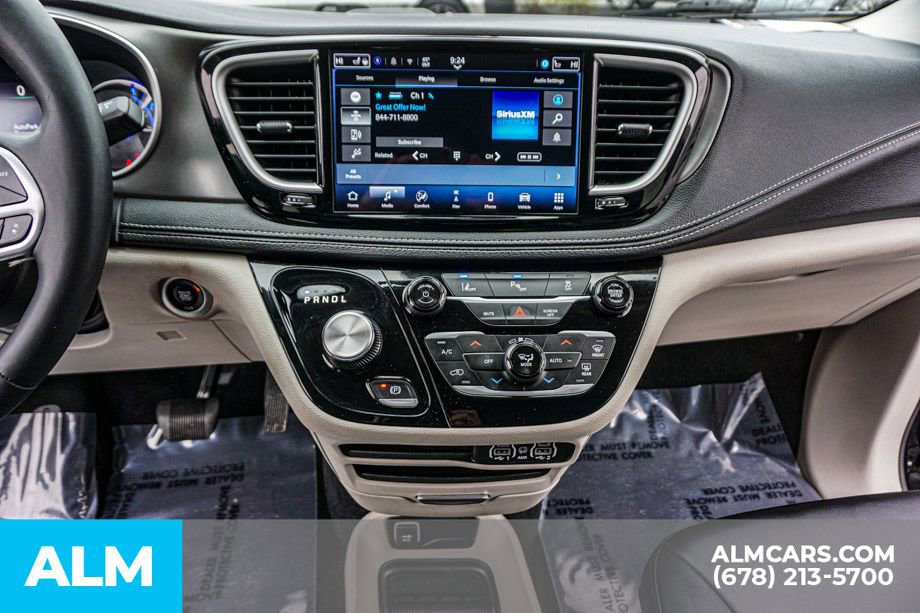 Used 2024 Chrysler Pacifica Select image 46
