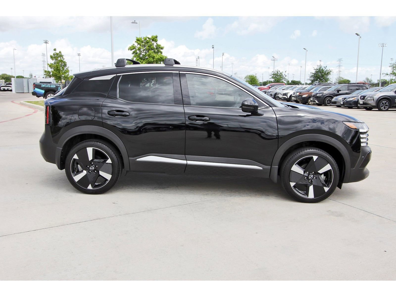 Certified 2025 Nissan Kicks SR FWD image 8