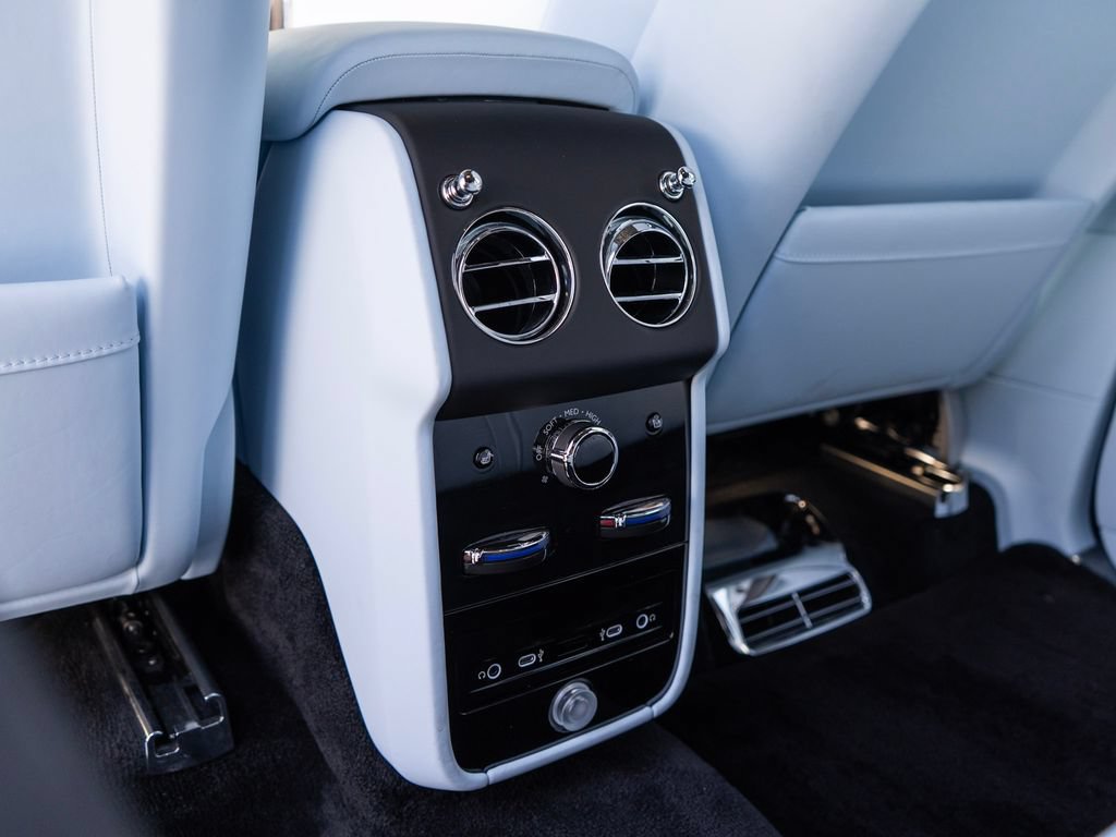 Used 2026 Rolls-Royce Cullinan AWD/4WD image 35