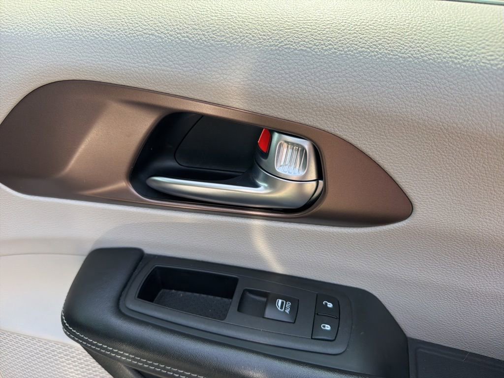 Used 2023 Chrysler Voyager LX image 28
