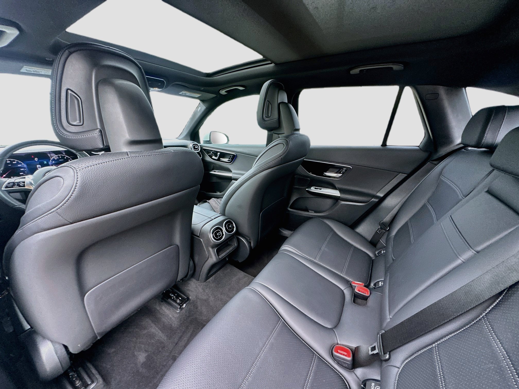 Used 2025 Mercedes-Benz GLC 300 4MATIC image 25