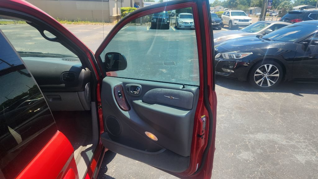 Used 2004 Chrysler Town & Country Limited FWD image 15