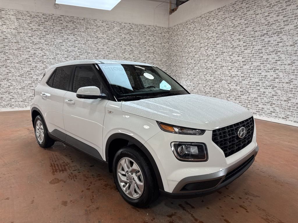 Used 2025 Hyundai Venue SE video 1