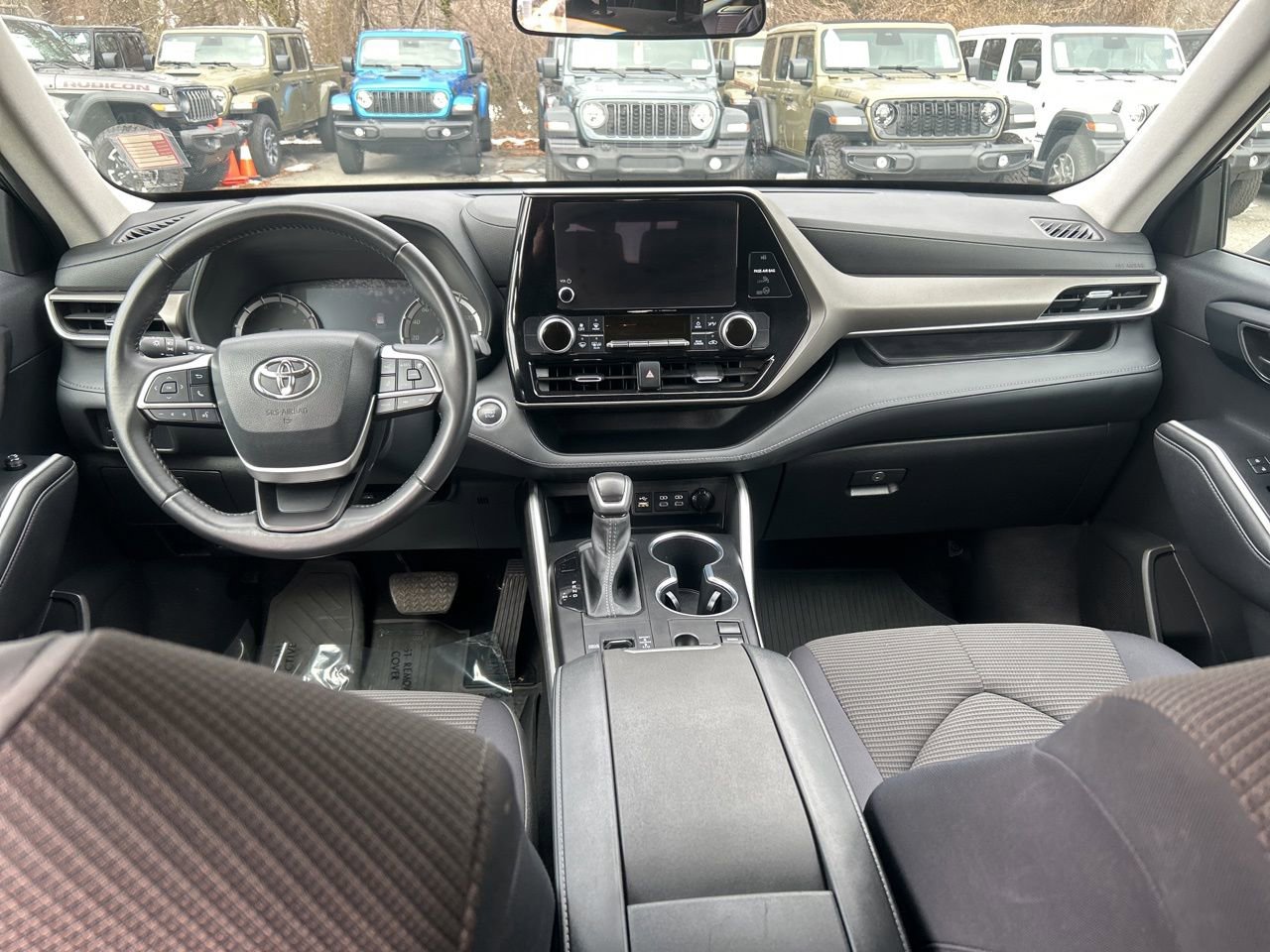 Used 2023 Toyota Highlander LE image 31