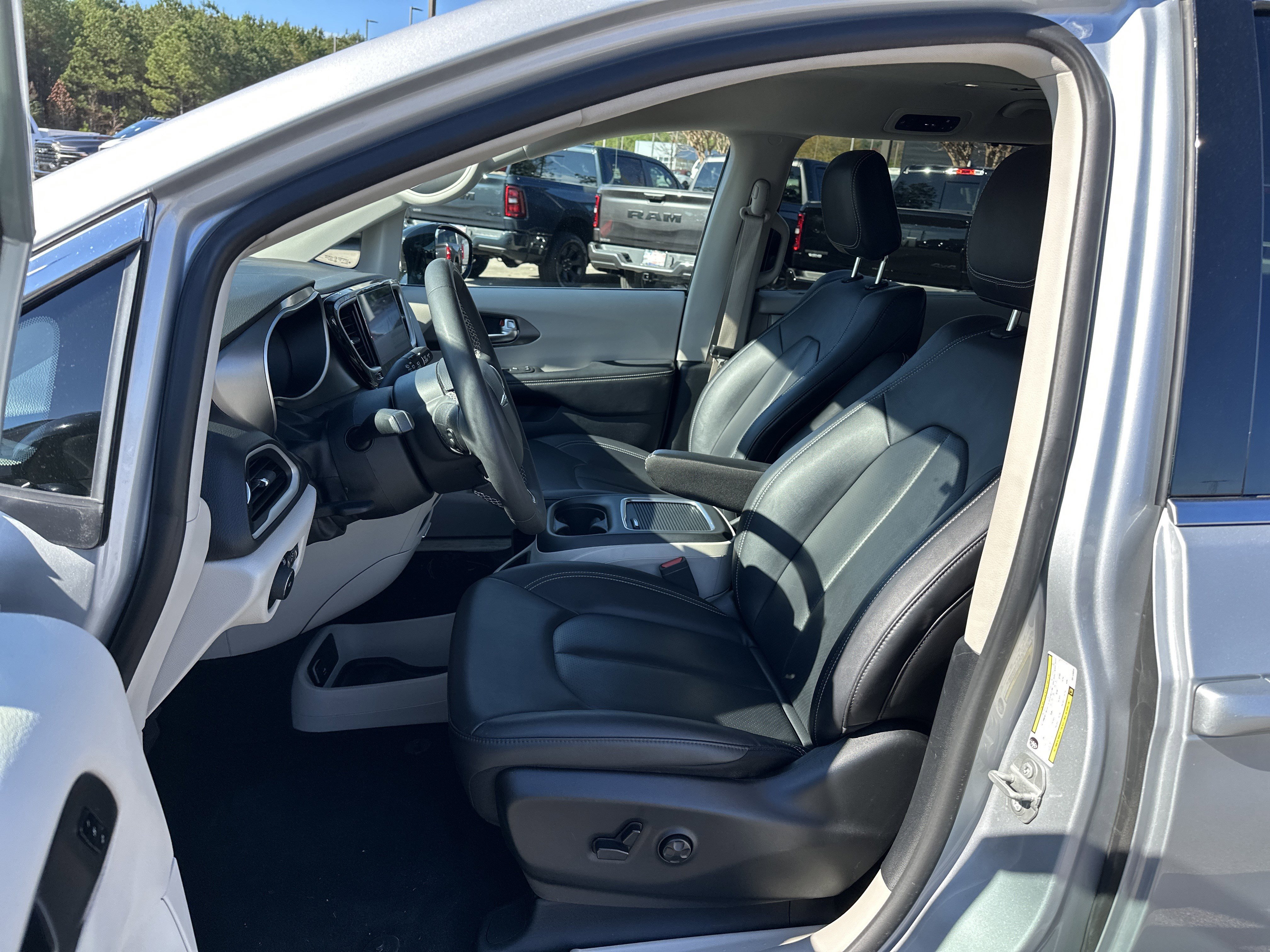 Used 2024 Chrysler Pacifica Touring-L image 9