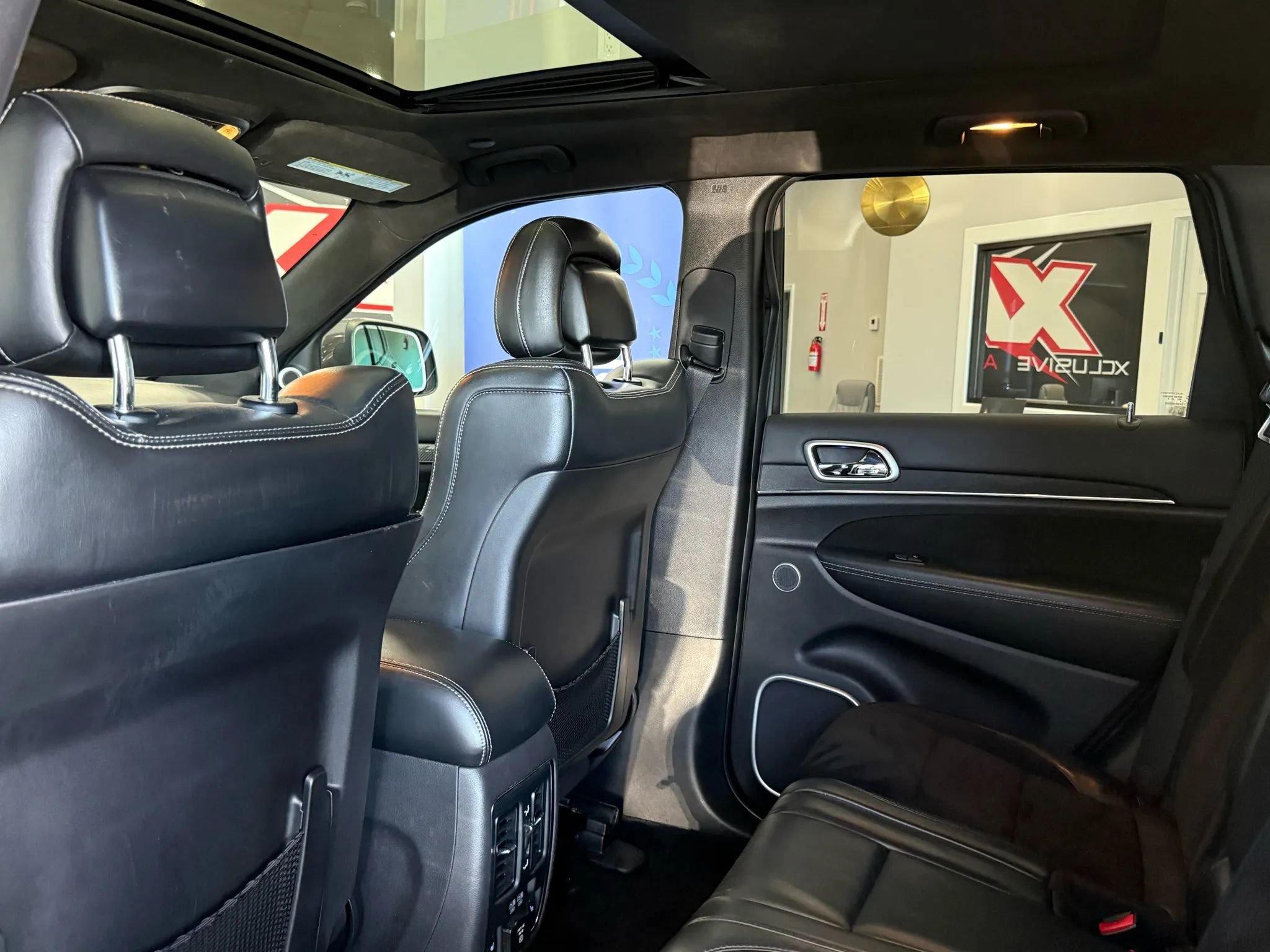 Used 2015 Jeep Grand Cherokee SRT image 26