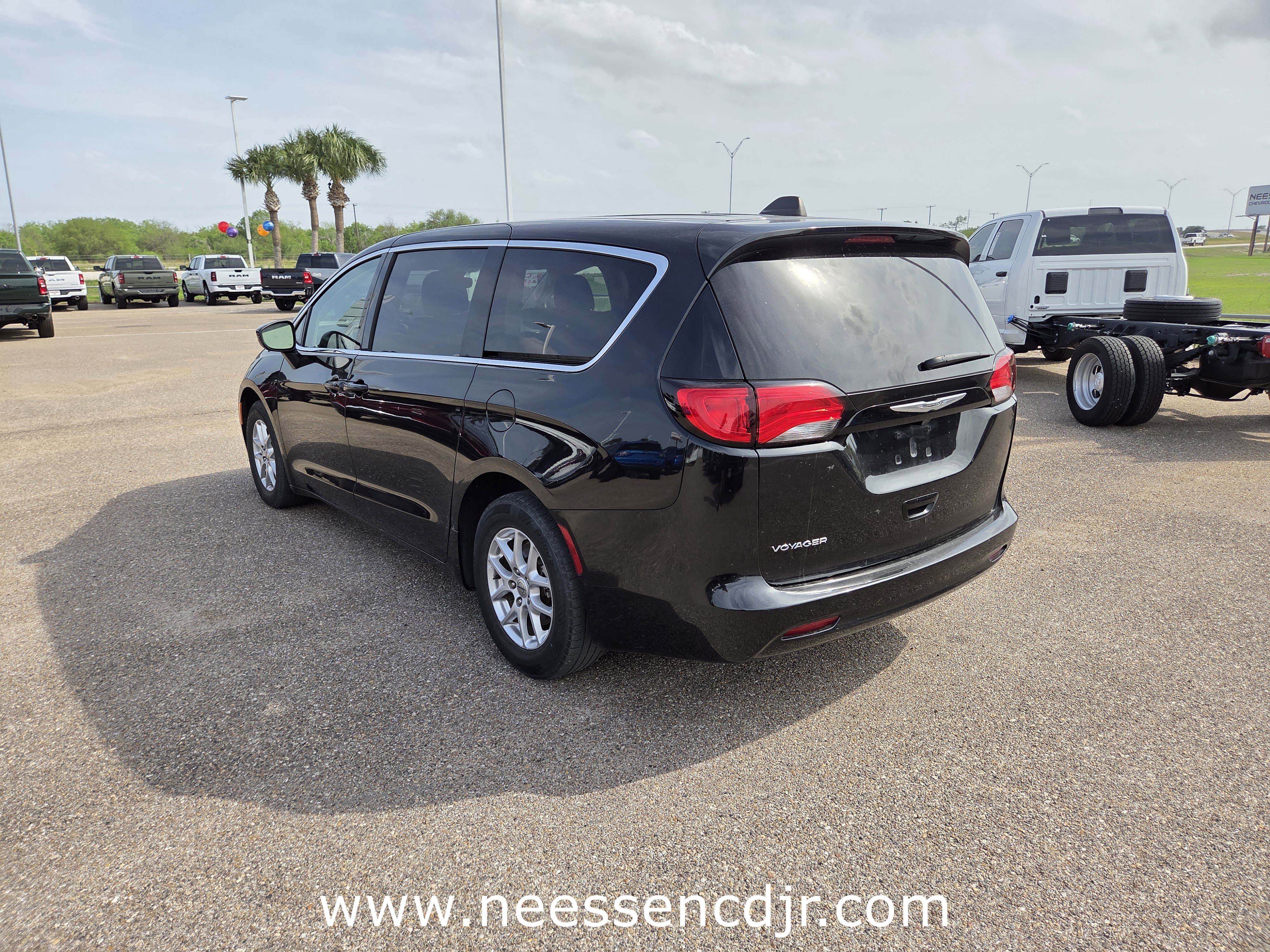 Used 2023 Chrysler Voyager LX image 5