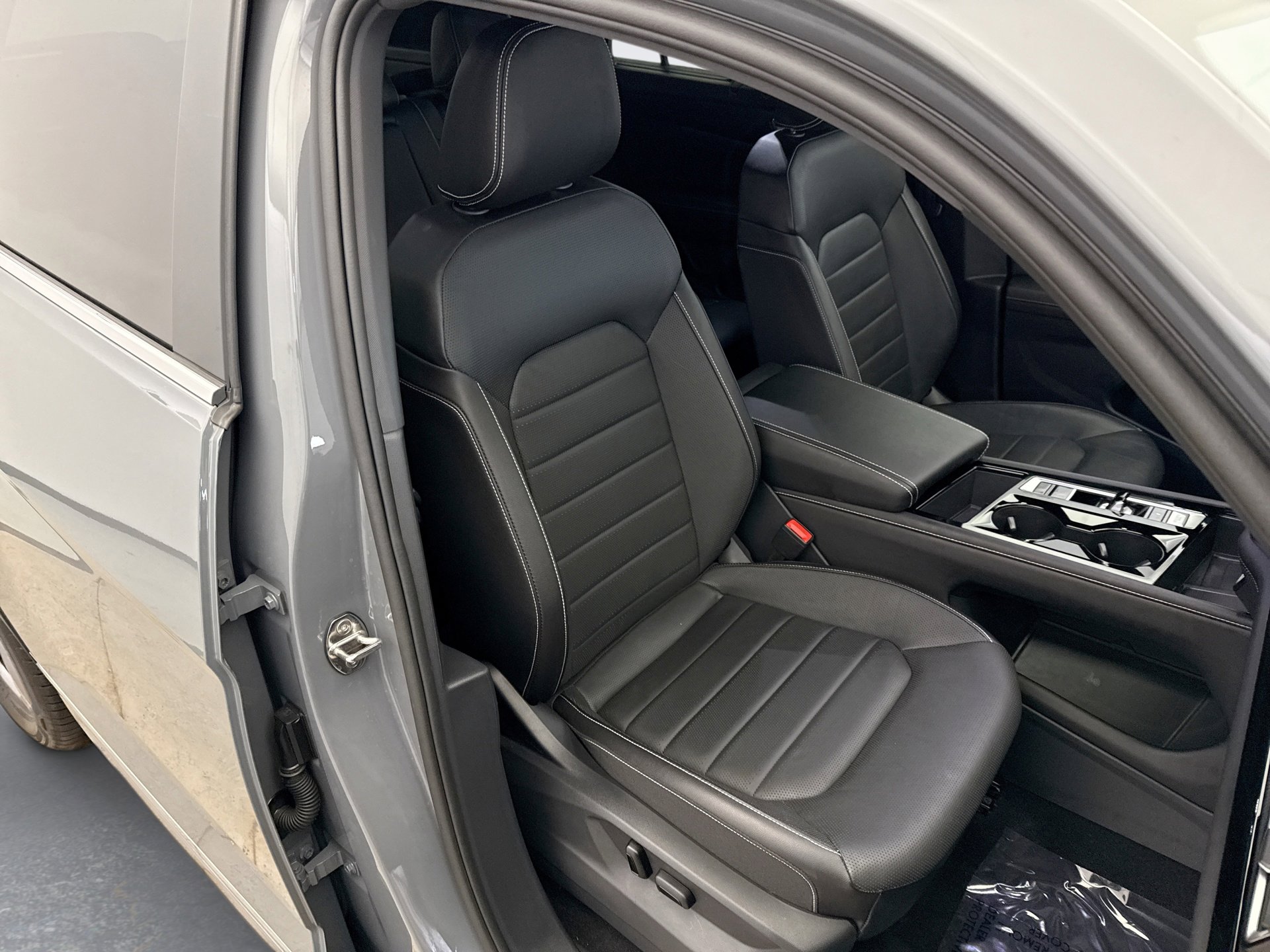 Used 2024 Volkswagen Atlas Cross Sport SEL R-Line image 16