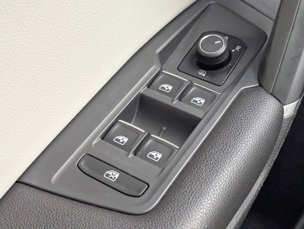 Used 2018 Volkswagen Tiguan SE w/ Panoramic Sunroof Package image 26