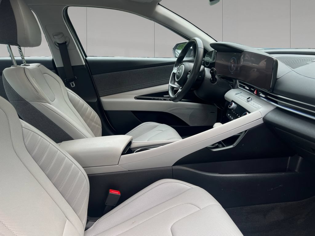 Used 2023 Hyundai Elantra Limited FWD image 17