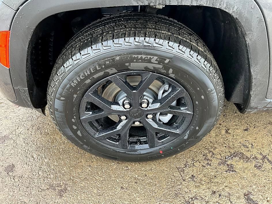 New 2026 Jeep Grand Cherokee Altitude image 10