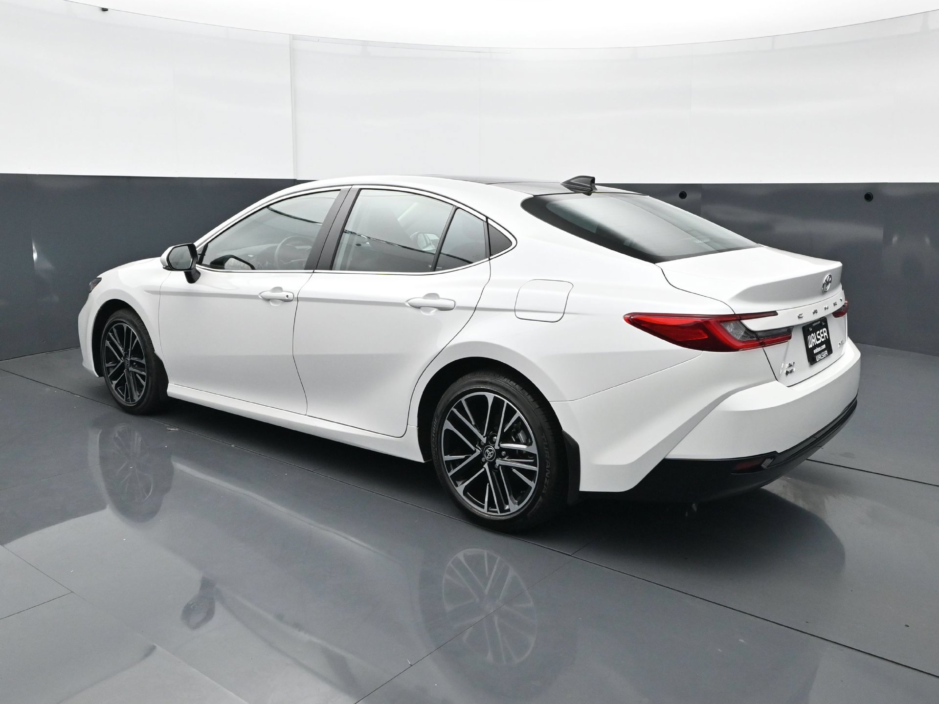 Used 2025 Toyota Camry XLE AWD/4WD image 4